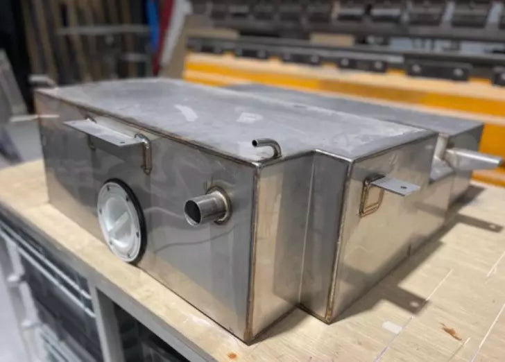 Mercedes Sprinter Wassertank 130 l aus Edelstahl - Ersatzradbereich