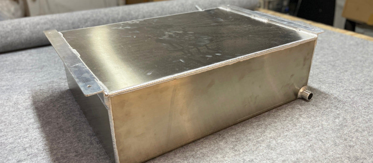 Mercedes Sprinter Wassertank 80 l aus Aluminium - Ersatzradbereich