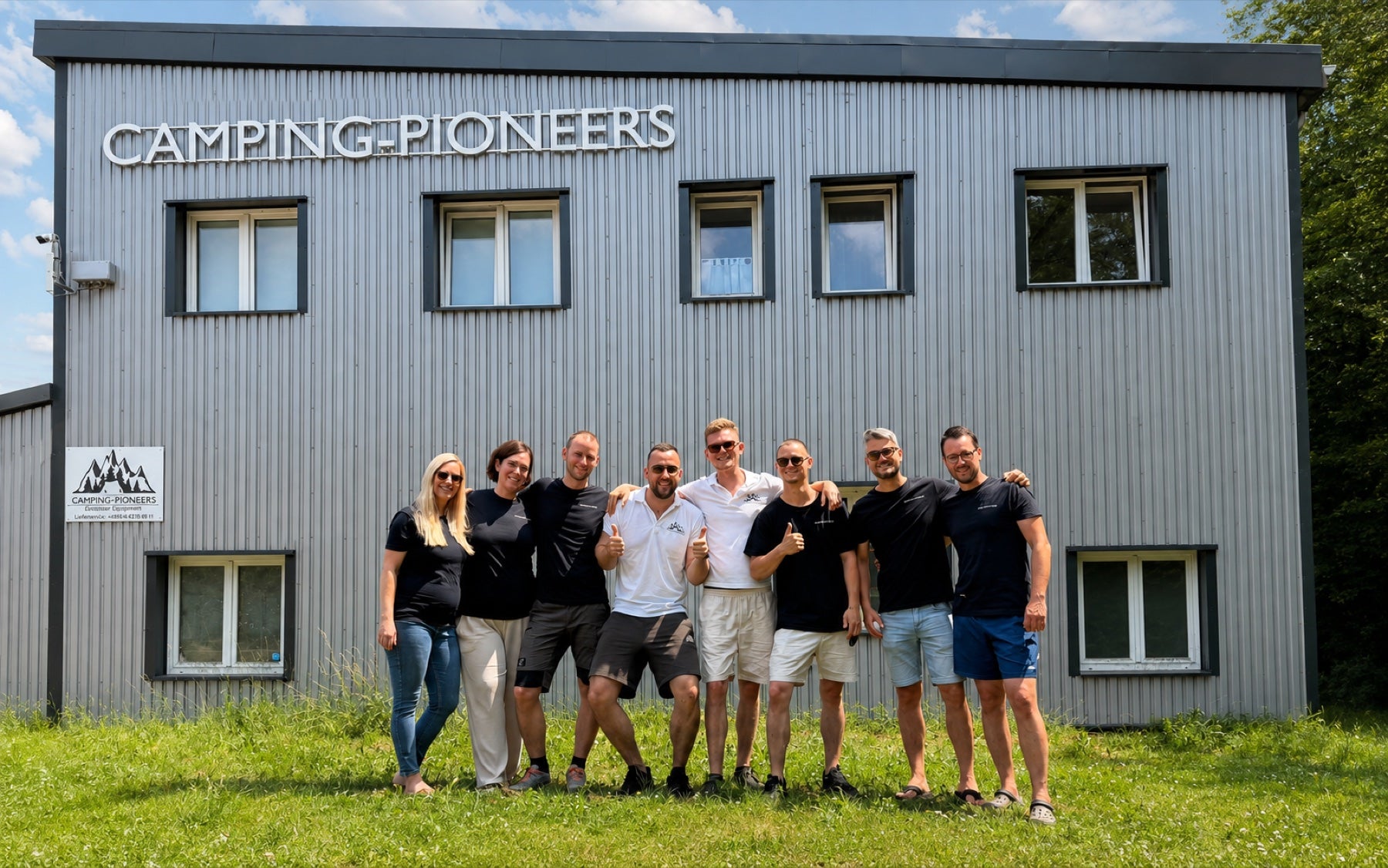 Das CAMPING-PIONEERS Team vor dem Showroom in Bad Berka